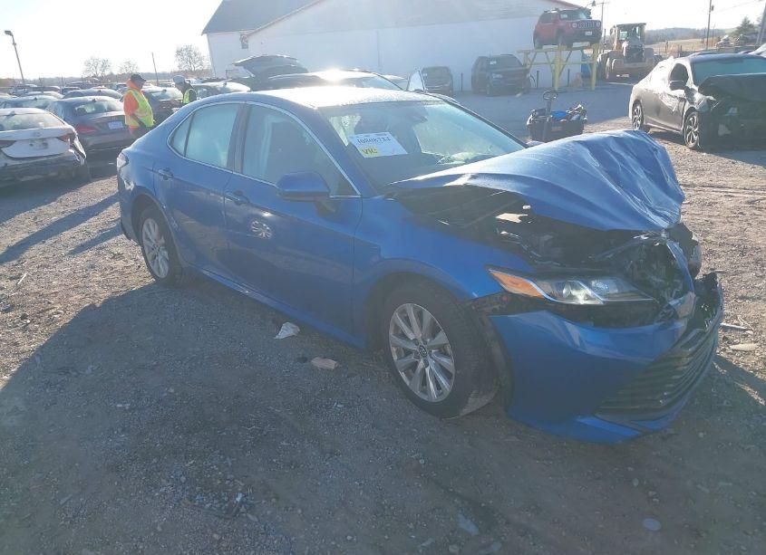 2019 Toyota Camry LE (VIN 4T1B11HK2KU277810) main photo