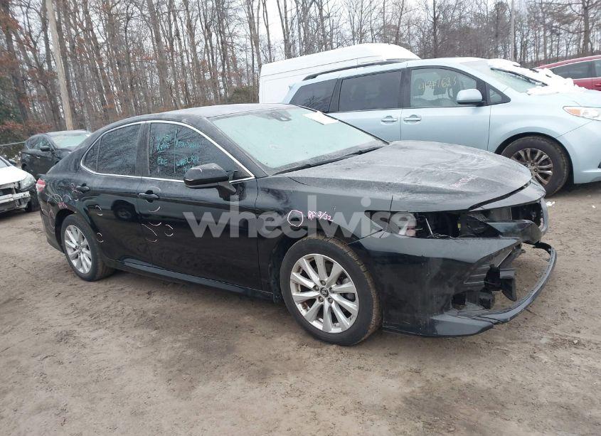 2019 Toyota Camry LE (VIN 4T1B11HK2KU284045) main photo