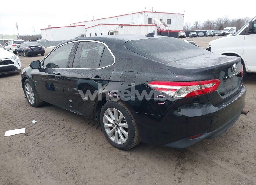 Photo 3 of 2019 Toyota Camry LE (VIN 4T1B11HK2KU284045)
