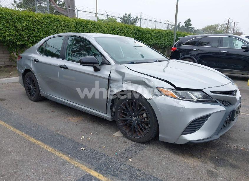 2019 Toyota Camry SE (VIN 4T1B11HK2KU299628) main photo