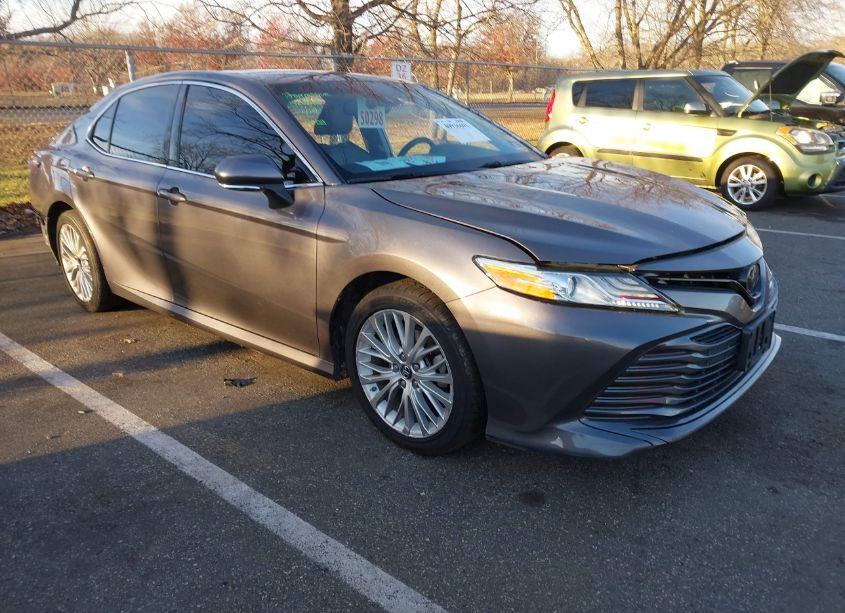 2019 Toyota Camry XLE (VIN 4T1B11HK2KU700658) main photo