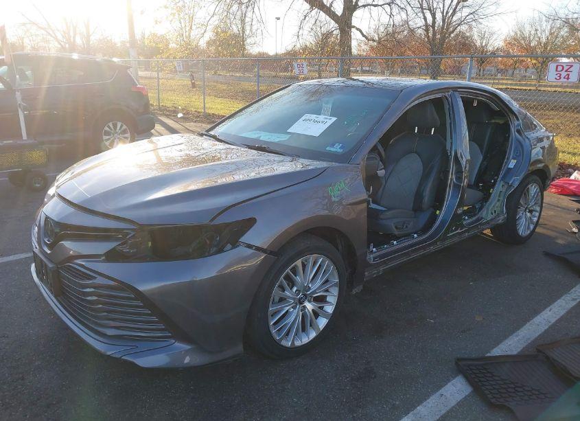 Photo 2 of 2019 Toyota Camry XLE (VIN 4T1B11HK2KU700658)