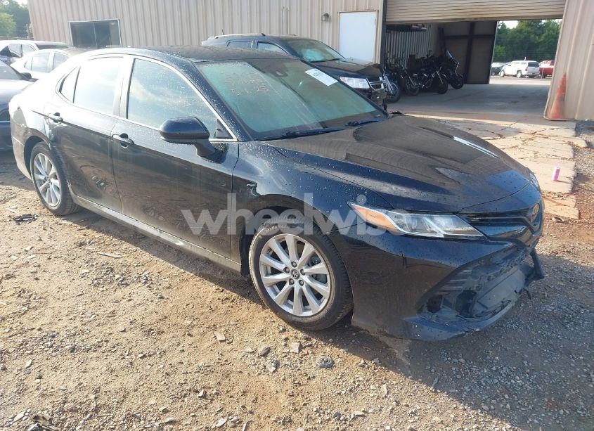 2019 Toyota Camry LE (VIN 4T1B11HK2KU711823) main photo