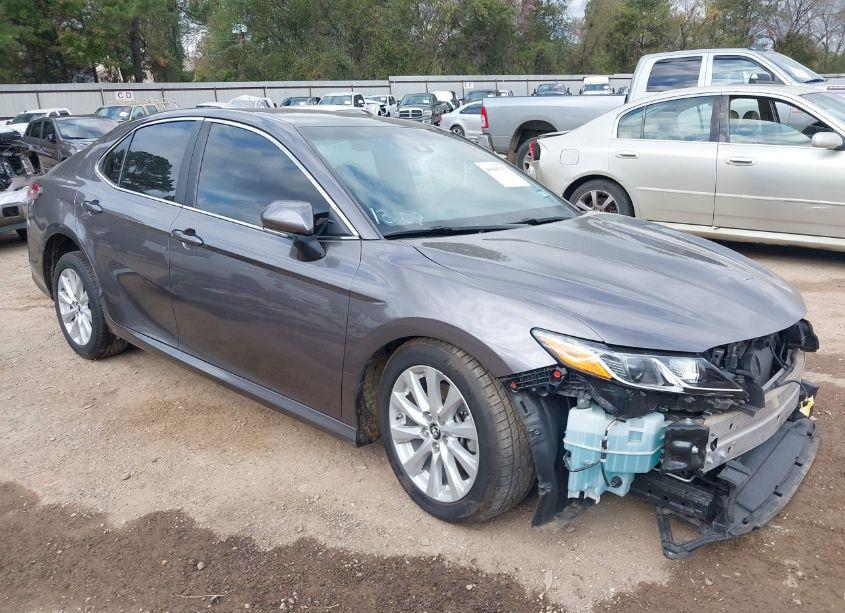 2019 Toyota Camry LE (VIN 4T1B11HK2KU720912) main photo