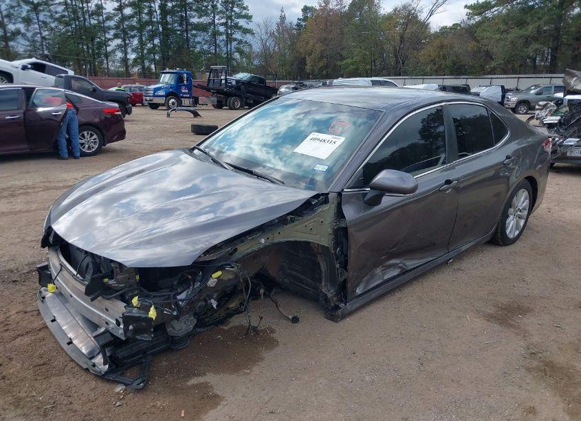 Photo 2 of 2019 Toyota Camry LE (VIN 4T1B11HK2KU720912)