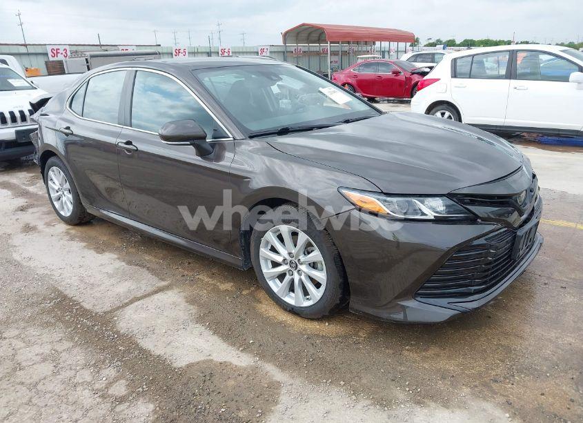 2019 Toyota Camry LE (VIN 4T1B11HK2KU727973) main photo