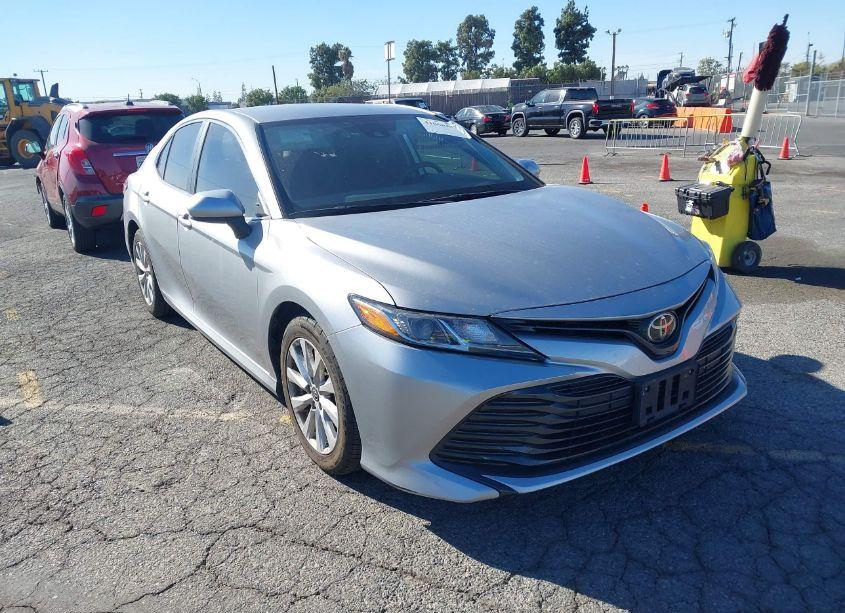 2019 Toyota Camry LE (VIN 4T1B11HK2KU738682) main photo