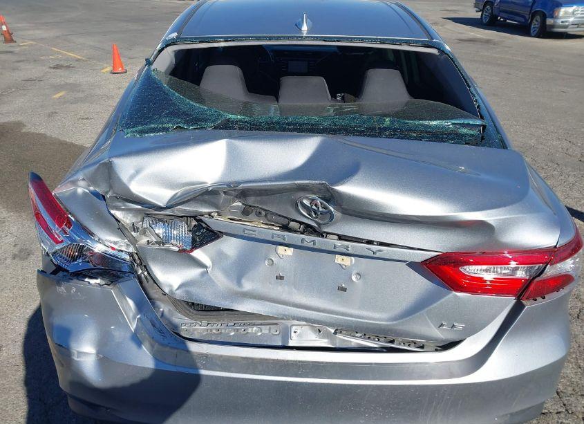 Photo 6 of 2019 Toyota Camry LE (VIN 4T1B11HK2KU738682)