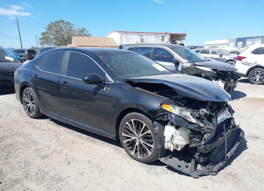 2019 Toyota Camry SE (VIN 4T1B11HK2KU742313) main photo