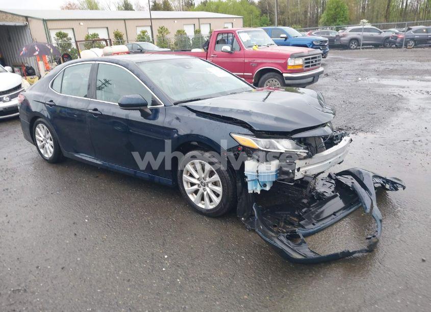 2019 Toyota Camry LE (VIN 4T1B11HK2KU747964) main photo