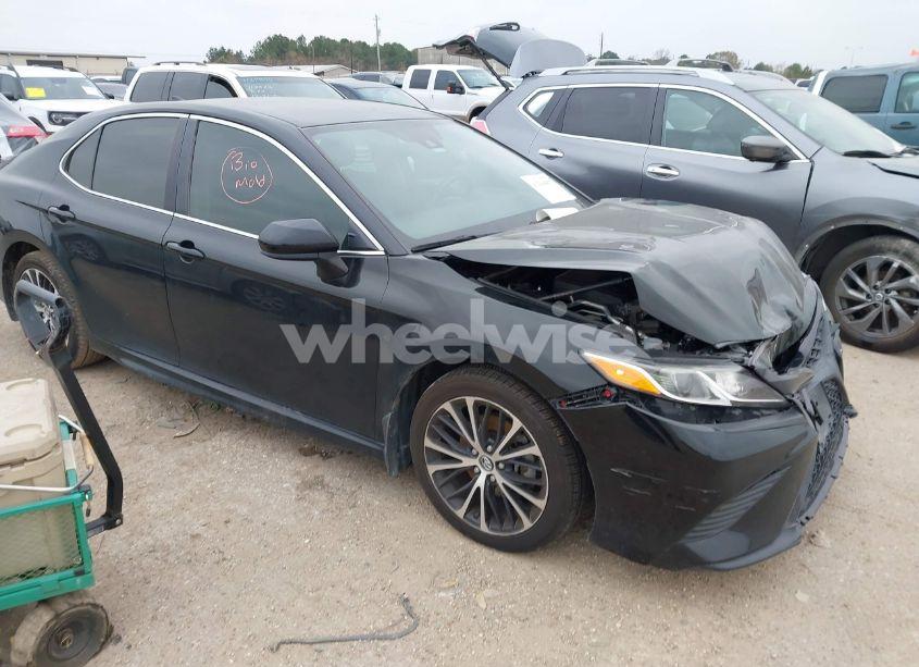 2019 Toyota Camry SE (VIN 4T1B11HK2KU751268) main photo