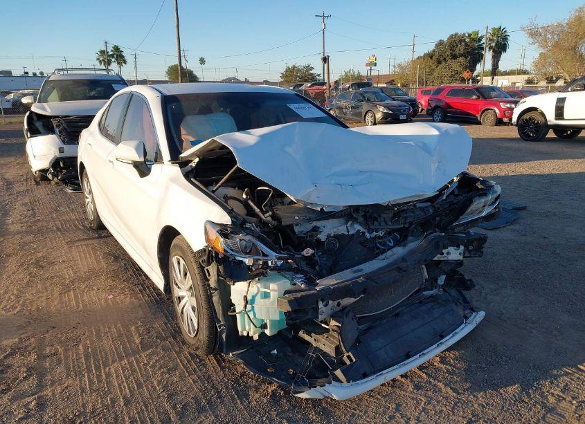 2019 Toyota Camry L (VIN 4T1B11HK2KU765607) main photo