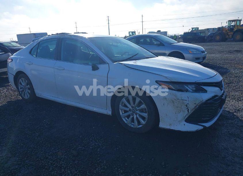 2019 Toyota Camry LE (VIN 4T1B11HK2KU791656) main photo