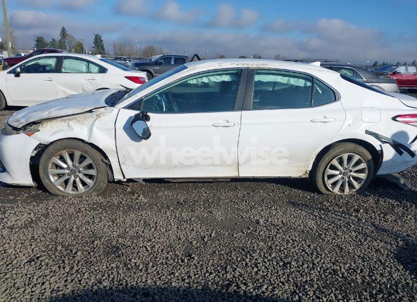 Photo 6 of 2019 Toyota Camry LE (VIN 4T1B11HK2KU791656)
