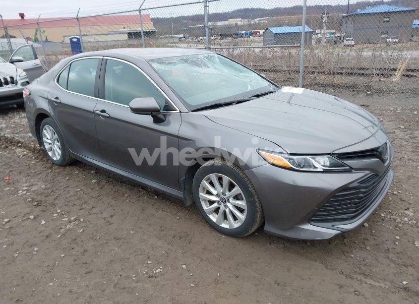 2019 Toyota Camry LE (VIN 4T1B11HK2KU809671) main photo