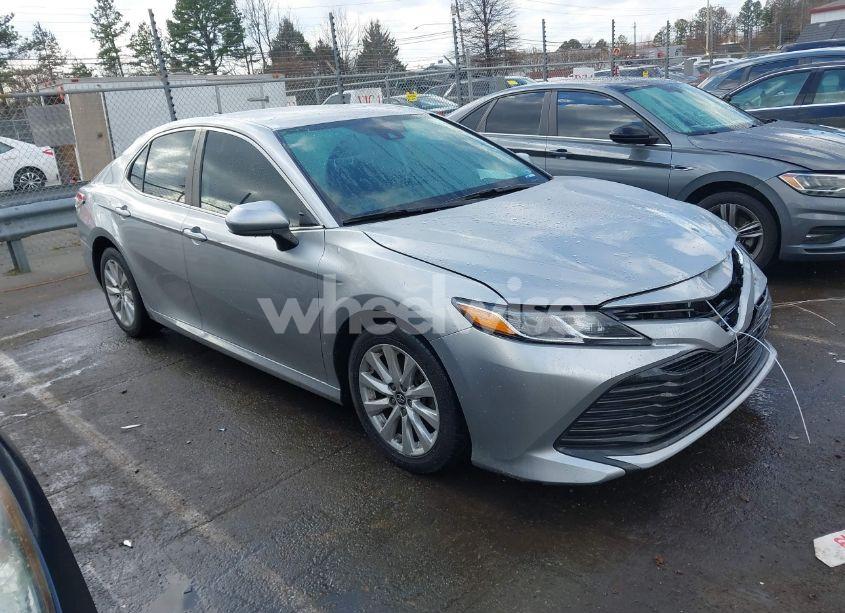 2019 Toyota Camry LE (VIN 4T1B11HK2KU850348) main photo