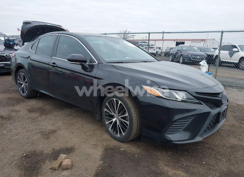 2019 Toyota Camry SE (VIN 4T1B11HK2KU853136) main photo