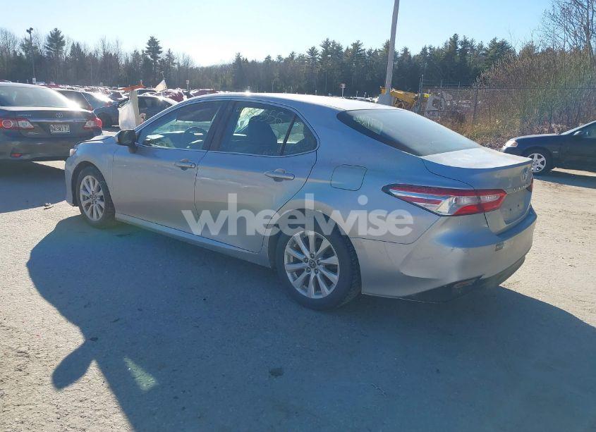 Photo 3 of 2018 Toyota Camry LE (VIN 4T1B11HK3JU005460)