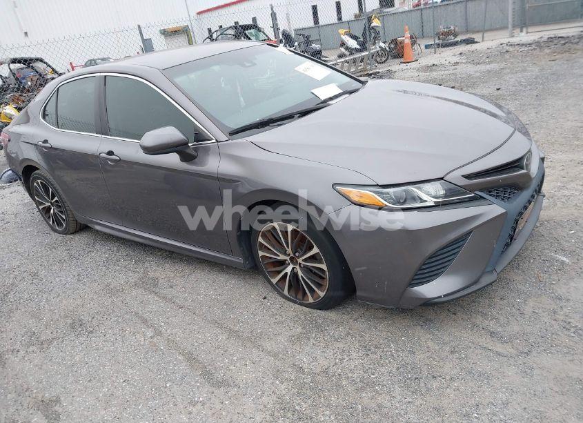2018 Toyota Camry SE (VIN 4T1B11HK3JU027507) main photo