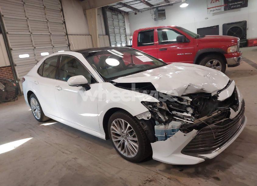 2018 Toyota Camry XLE (VIN 4T1B11HK3JU037826) main photo