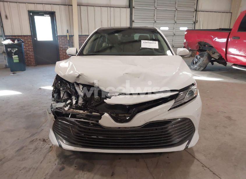 Photo 12 of 2018 Toyota Camry XLE (VIN 4T1B11HK3JU037826)