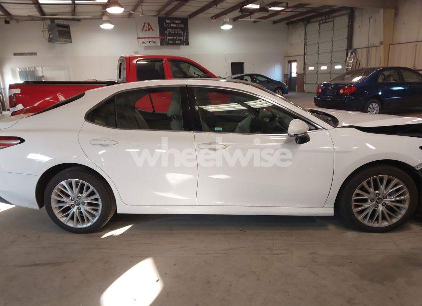 Photo 13 of 2018 Toyota Camry XLE (VIN 4T1B11HK3JU037826)