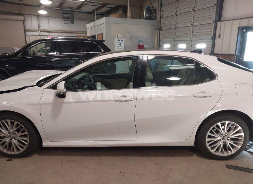 Photo 14 of 2018 Toyota Camry XLE (VIN 4T1B11HK3JU037826)