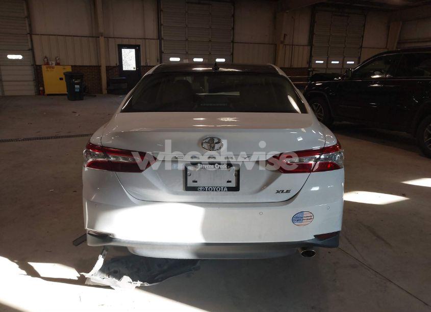 Photo 16 of 2018 Toyota Camry XLE (VIN 4T1B11HK3JU037826)