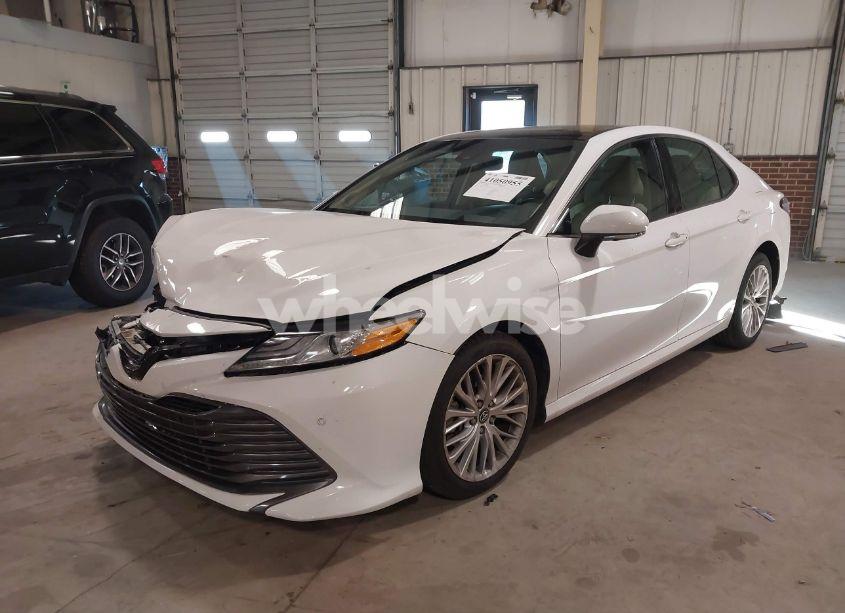 Photo 2 of 2018 Toyota Camry XLE (VIN 4T1B11HK3JU037826)