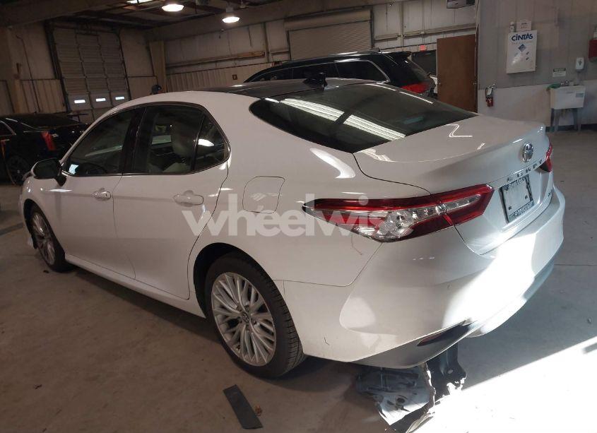 Photo 3 of 2018 Toyota Camry XLE (VIN 4T1B11HK3JU037826)