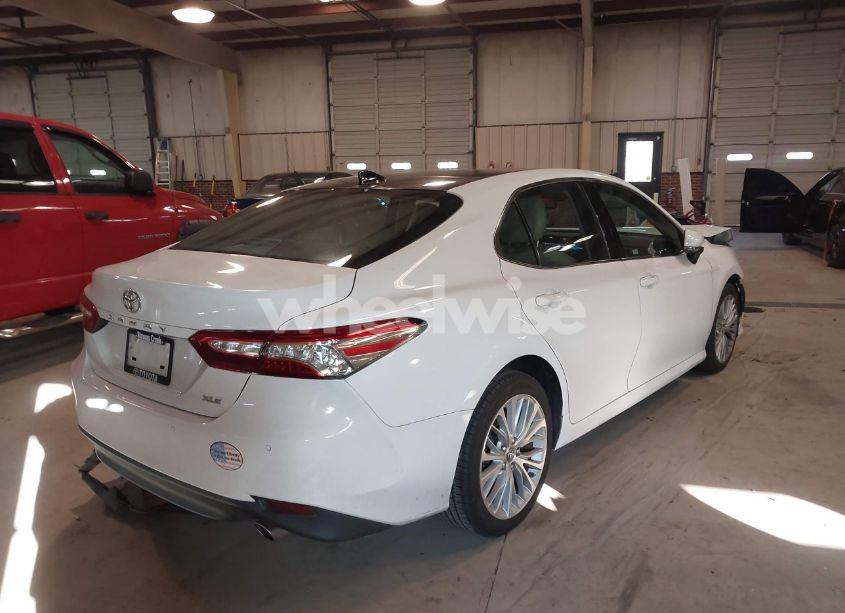 Photo 4 of 2018 Toyota Camry XLE (VIN 4T1B11HK3JU037826)