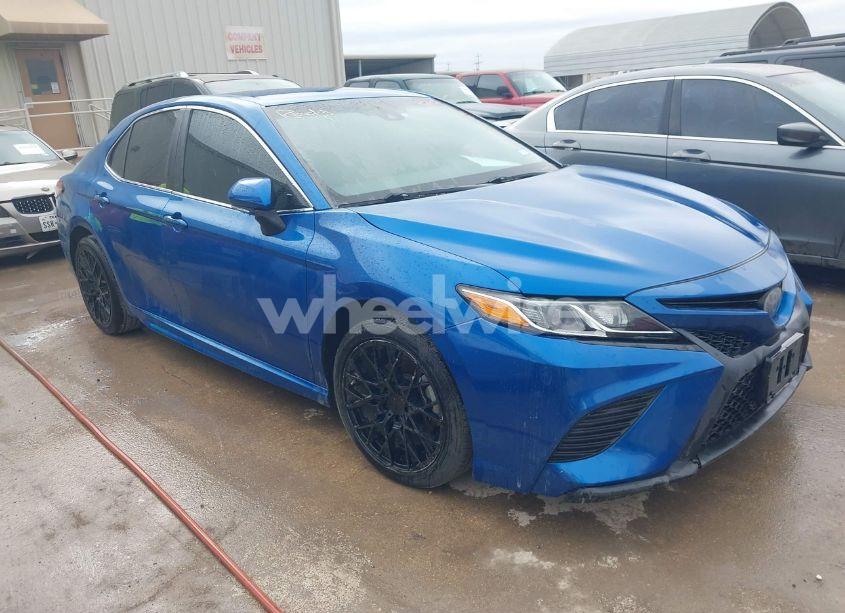 2018 Toyota Camry SE (VIN 4T1B11HK3JU049412) main photo