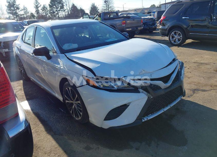 2018 Toyota Camry SE (VIN 4T1B11HK3JU055128) main photo