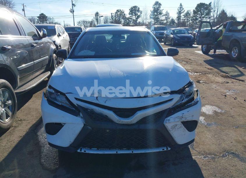 Photo 12 of 2018 Toyota Camry SE (VIN 4T1B11HK3JU055128)