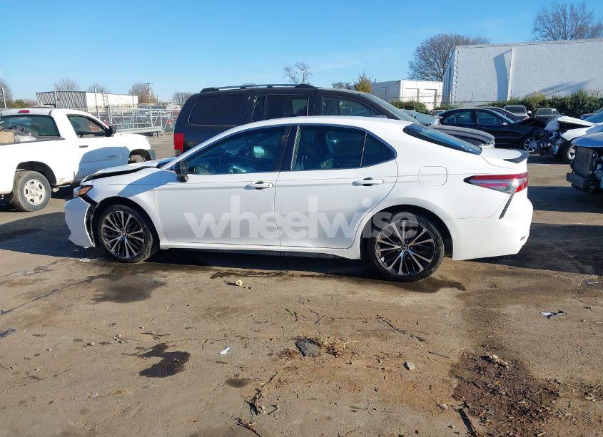 Photo 14 of 2018 Toyota Camry SE (VIN 4T1B11HK3JU055128)