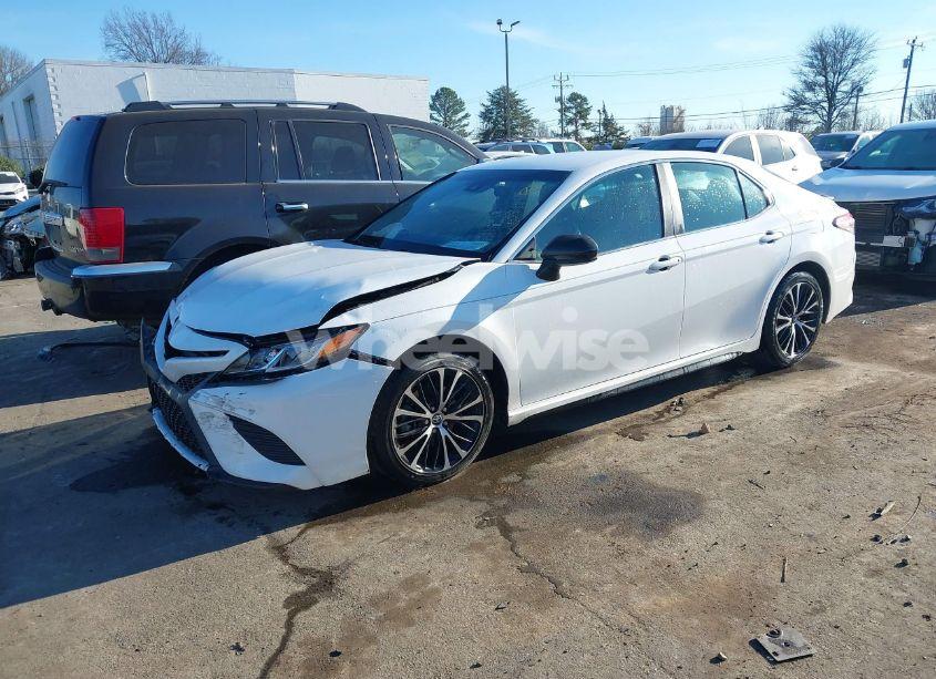 Photo 2 of 2018 Toyota Camry SE (VIN 4T1B11HK3JU055128)