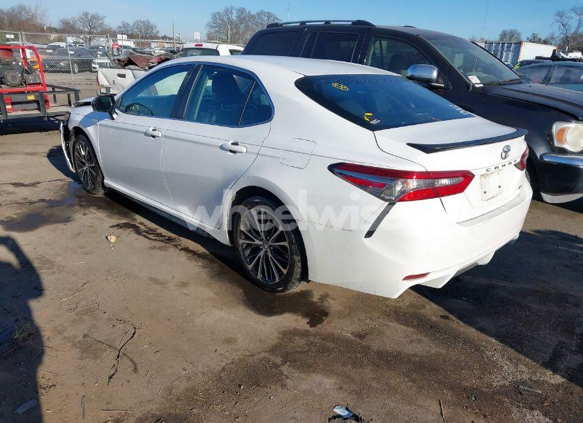 Photo 3 of 2018 Toyota Camry SE (VIN 4T1B11HK3JU055128)