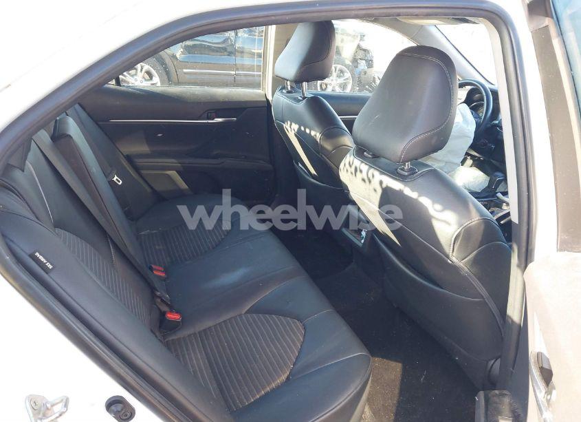 Photo 8 of 2018 Toyota Camry SE (VIN 4T1B11HK3JU055128)