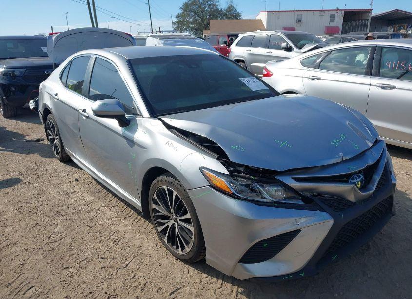 2018 Toyota Camry SE (VIN 4T1B11HK3JU065870) main photo