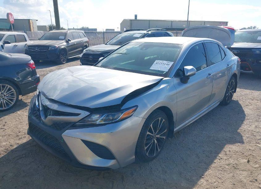 Photo 2 of 2018 Toyota Camry SE (VIN 4T1B11HK3JU065870)