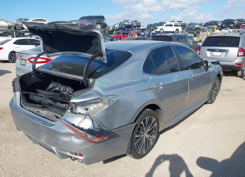 Photo 4 of 2018 Toyota Camry SE (VIN 4T1B11HK3JU065870)