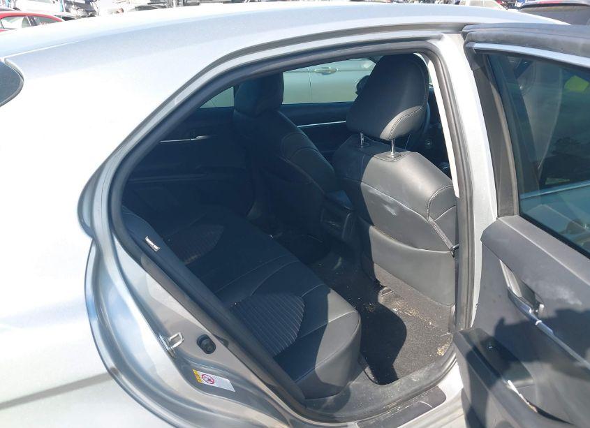 Photo 8 of 2018 Toyota Camry SE (VIN 4T1B11HK3JU065870)