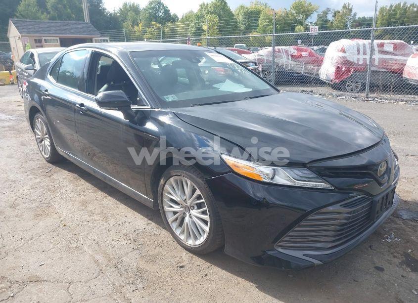 2018 Toyota Camry XLE (VIN 4T1B11HK3JU069451) main photo