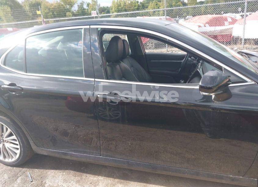 Photo 13 of 2018 Toyota Camry XLE (VIN 4T1B11HK3JU069451)