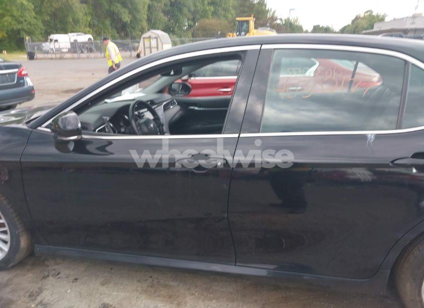 Photo 14 of 2018 Toyota Camry XLE (VIN 4T1B11HK3JU069451)