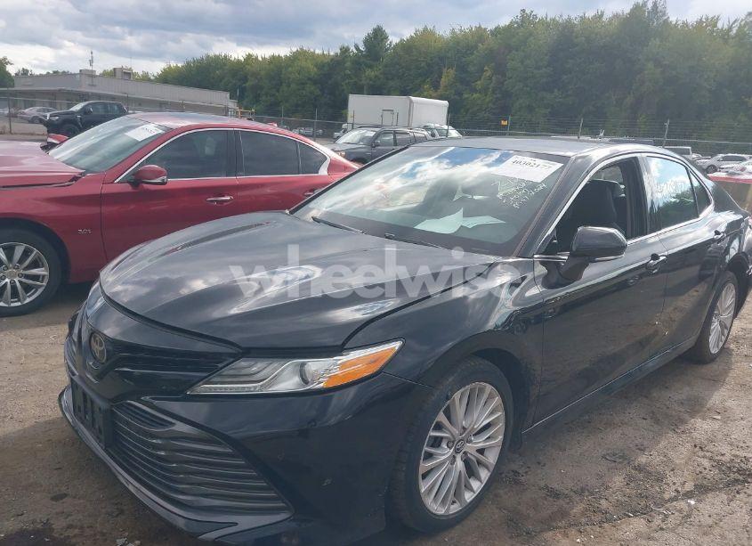 Photo 2 of 2018 Toyota Camry XLE (VIN 4T1B11HK3JU069451)