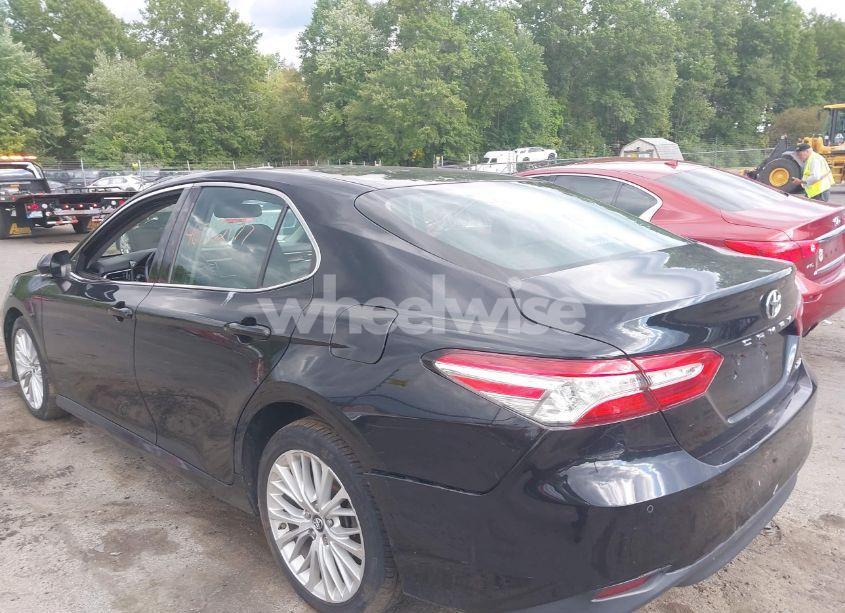 Photo 3 of 2018 Toyota Camry XLE (VIN 4T1B11HK3JU069451)