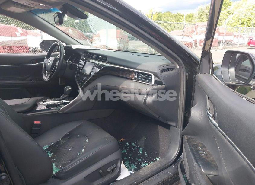 Photo 5 of 2018 Toyota Camry XLE (VIN 4T1B11HK3JU069451)