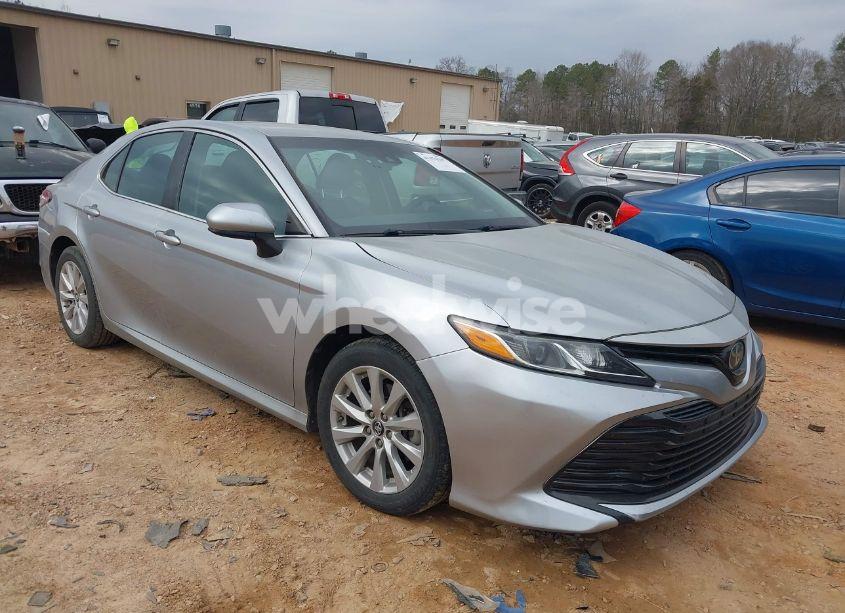 2018 Toyota Camry LE (VIN 4T1B11HK3JU072849) main photo