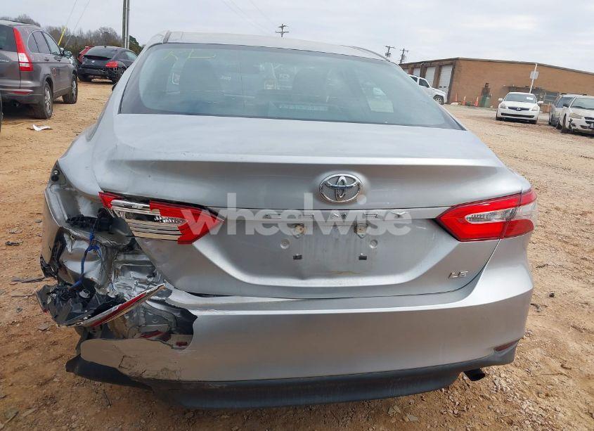 Photo 16 of 2018 Toyota Camry LE (VIN 4T1B11HK3JU072849)